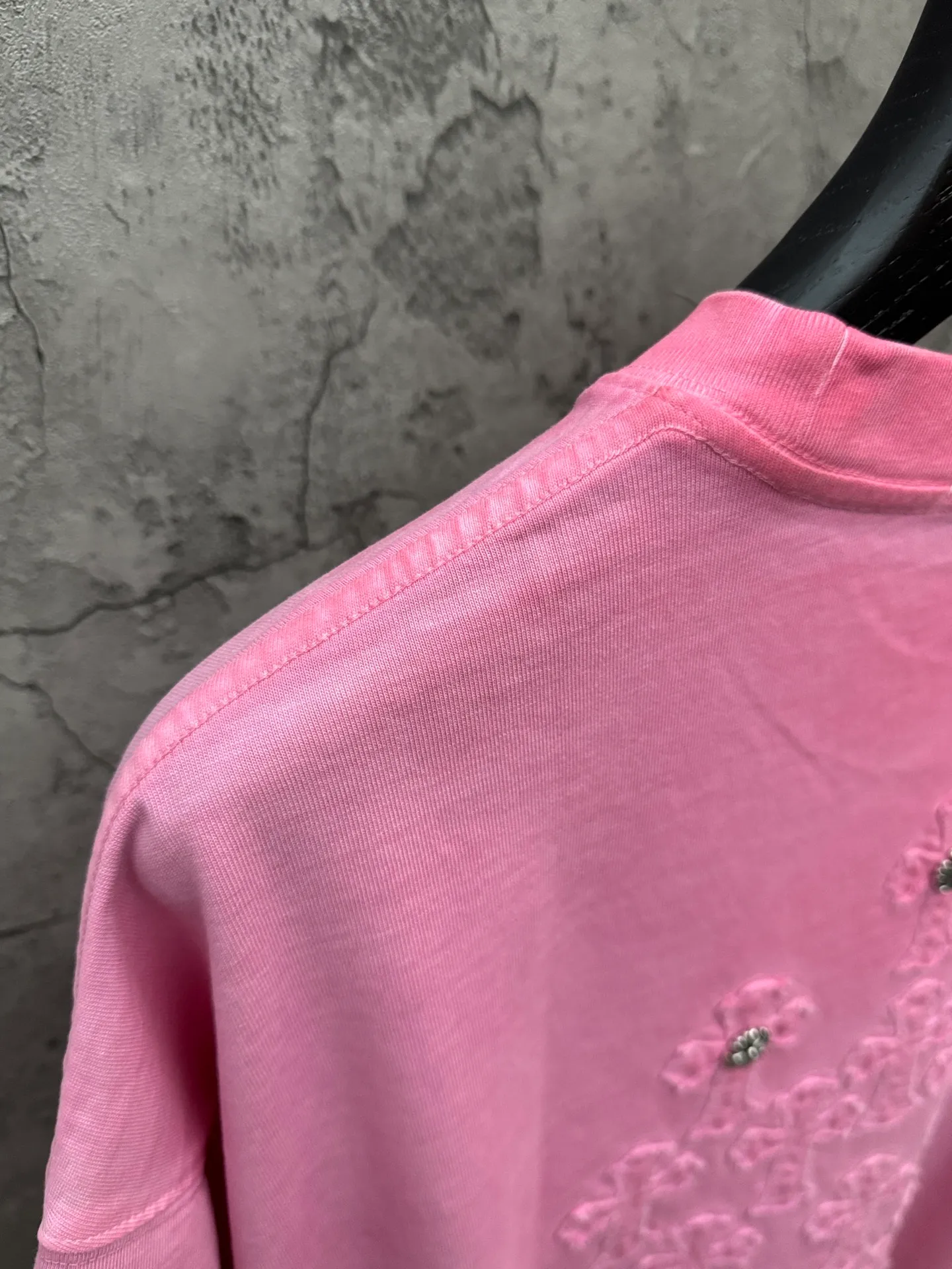 P200 top version, real shot without P, ​​different from market currency) 𝗖𝗵𝗿𝗼𝗺𝗲 𝗛𝗲𝗮𝗿𝘁𝘀/Croxin 2026 spring new original single counter American laser burnt patch embroidered couple short sleeves 👑The highest version! Customized fabric 330g, washed and fried. Best-selling model at the counter. Very comfortable to wear. Accessories: Original molded and authenticated collar label➕100% silk wash label. Genuine purchase-grade original hangtag➕matching hanging rope➕3D hanging beads➕original packaging bag. Craftsmanship: The original version has consistent wiring! The highest version of the armhole matching technique! Color: Khaki Black Rose Red Light Blue Purple Size: S M L XL Style Number: 26-2002